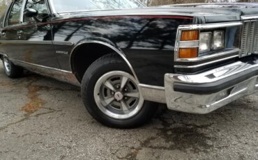 Pontiac-Bonneville-1979-Black-Red-12