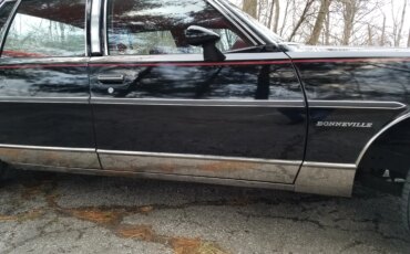 Pontiac-Bonneville-1979-Black-Red-18