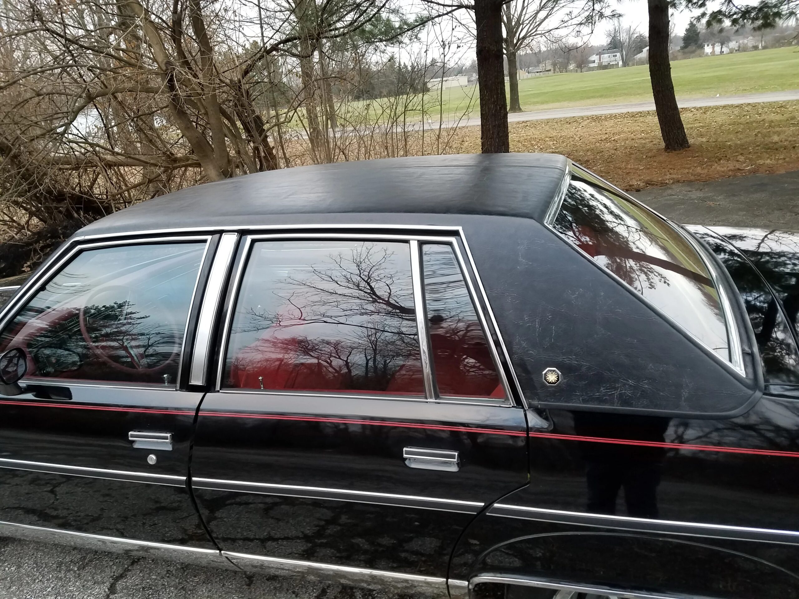 Pontiac-Bonneville-1979-Black-Red-34