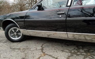 Pontiac-Bonneville-1979-Black-Red-35