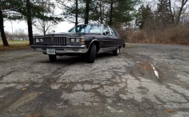 Pontiac-Bonneville-1979-Black-Red