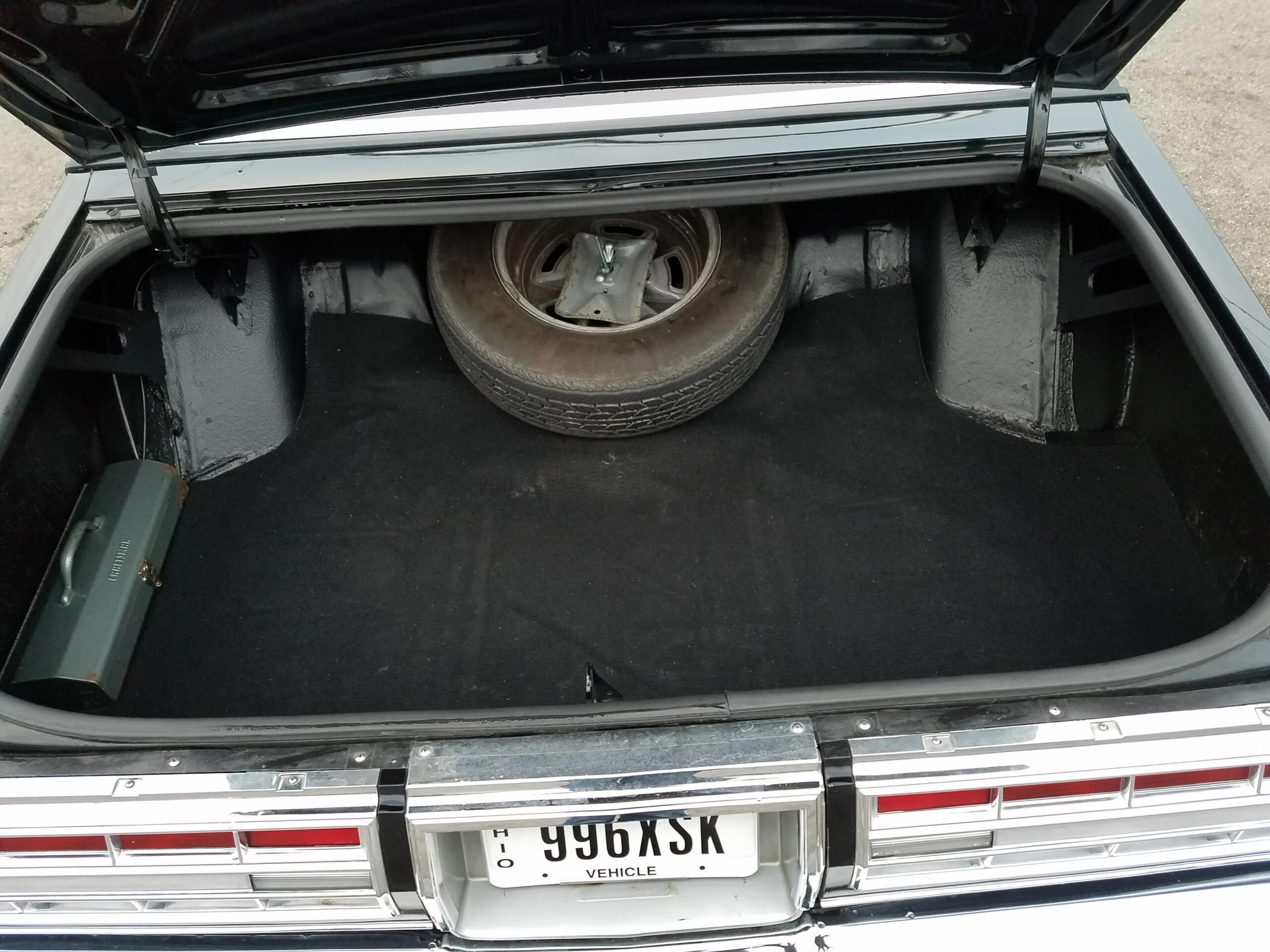 Pontiac-Bonneville-1979-Black-Red-41