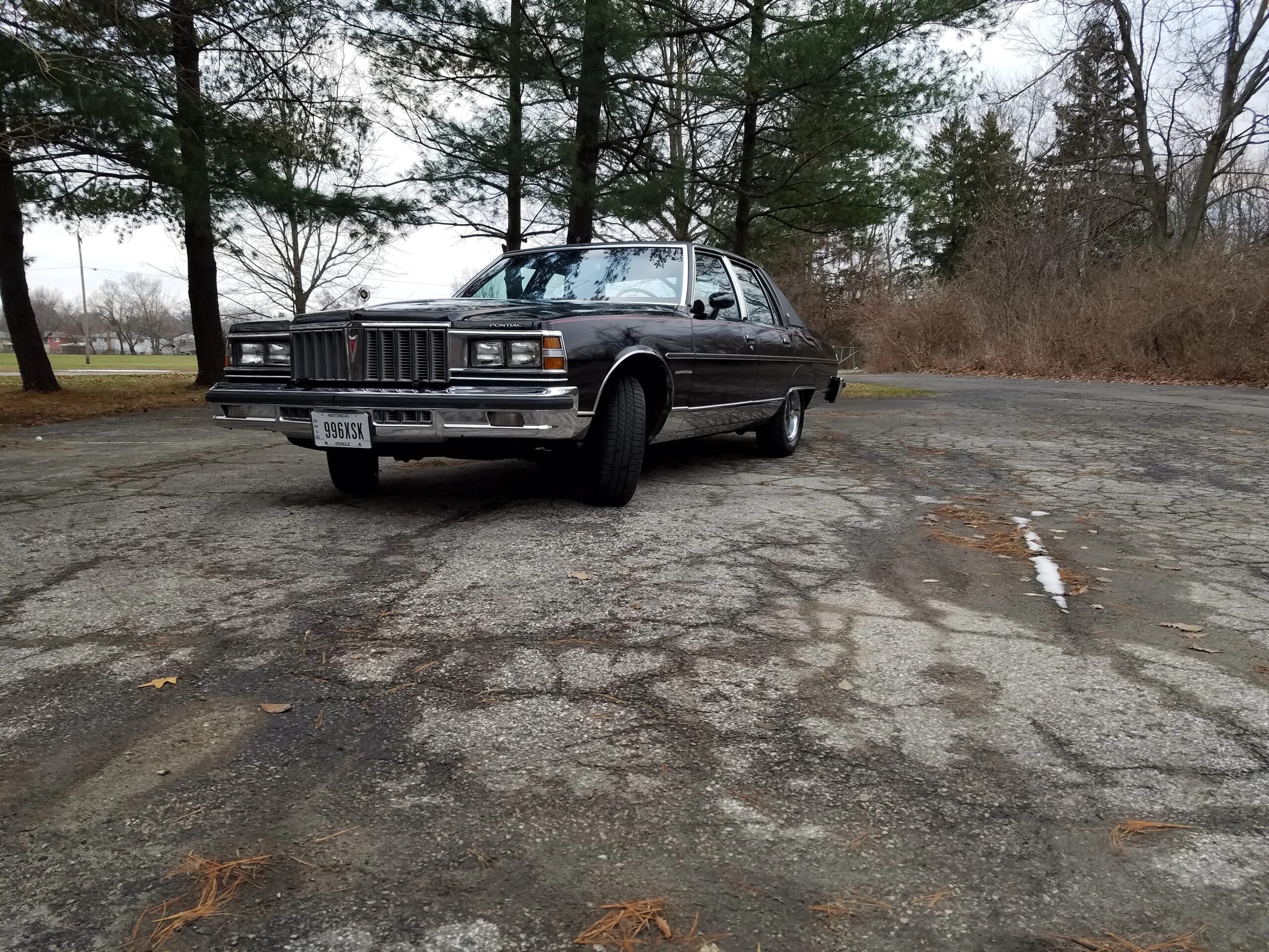 Pontiac-Bonneville-1979-Black-Red