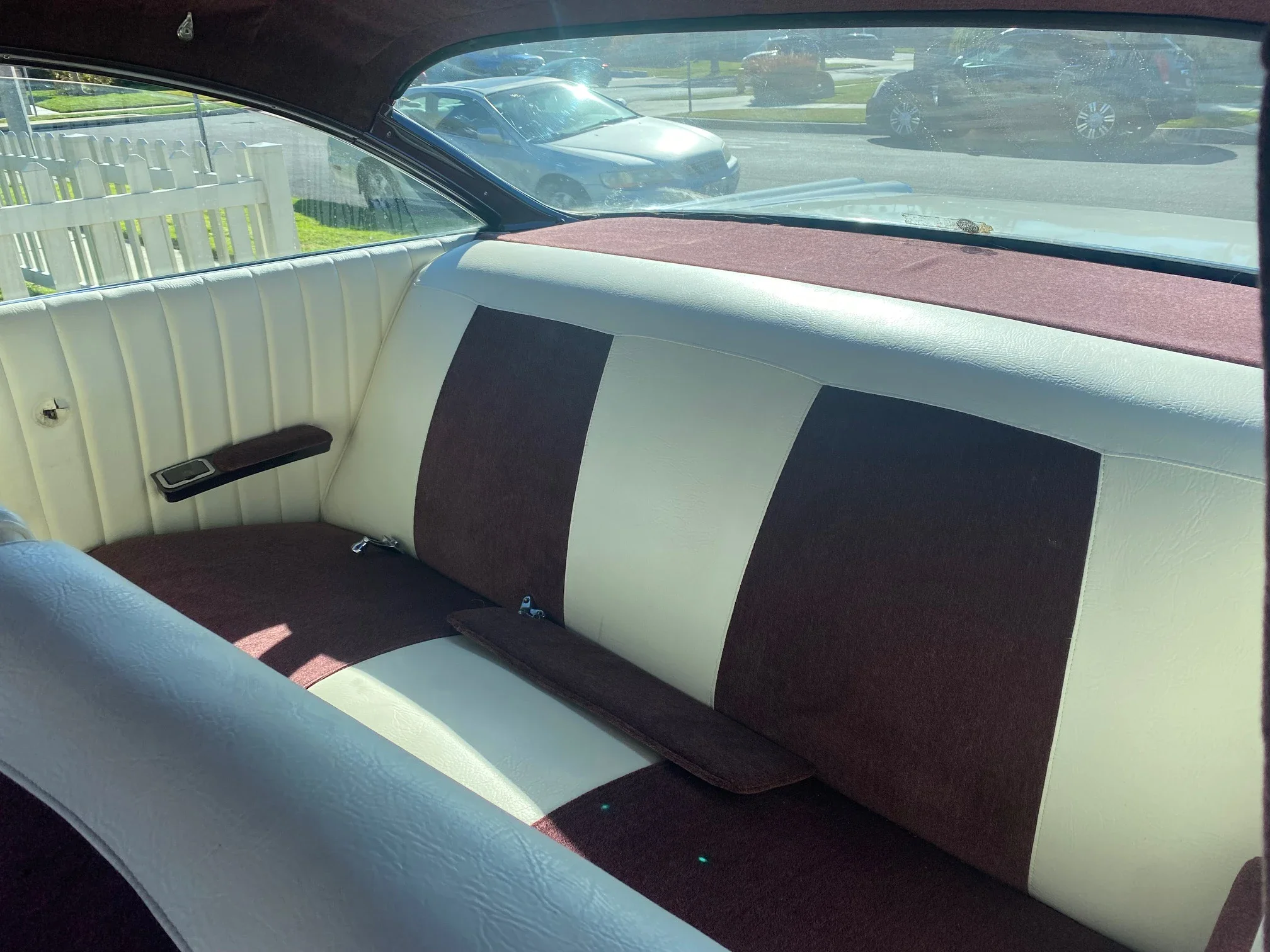 Pontiac-Catalina-coupe-1960-Burgundy-And-Off-White-10