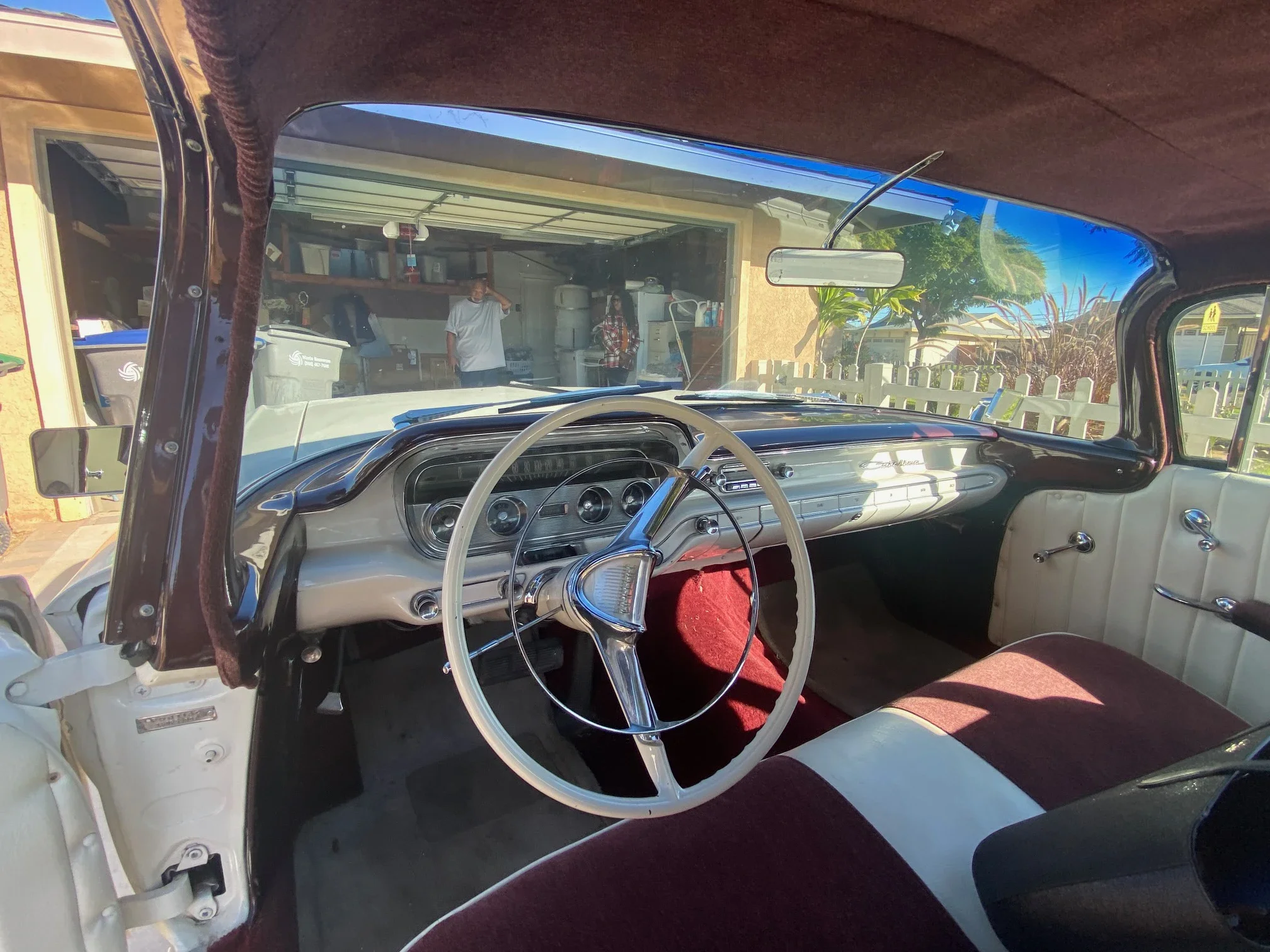 Pontiac-Catalina-coupe-1960-Burgundy-And-Off-White-17