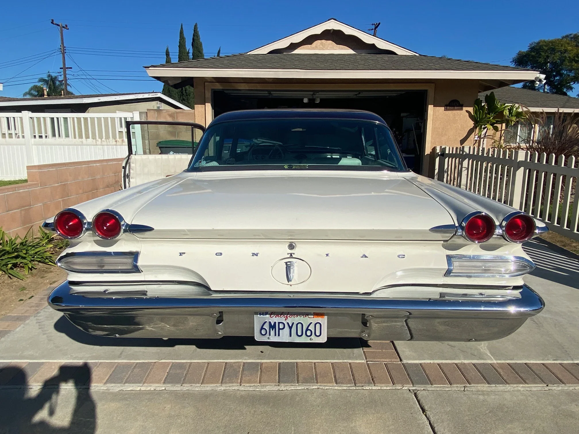 Pontiac-Catalina-coupe-1960-Burgundy-And-Off-White-2
