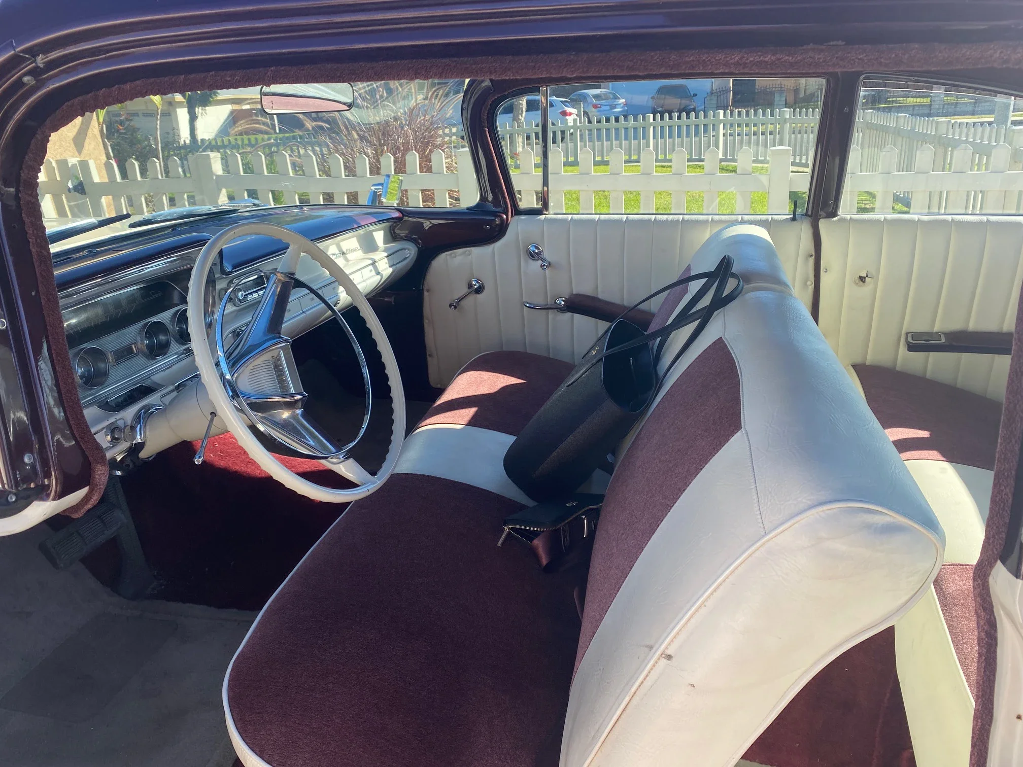 Pontiac-Catalina-coupe-1960-Burgundy-And-Off-White-9
