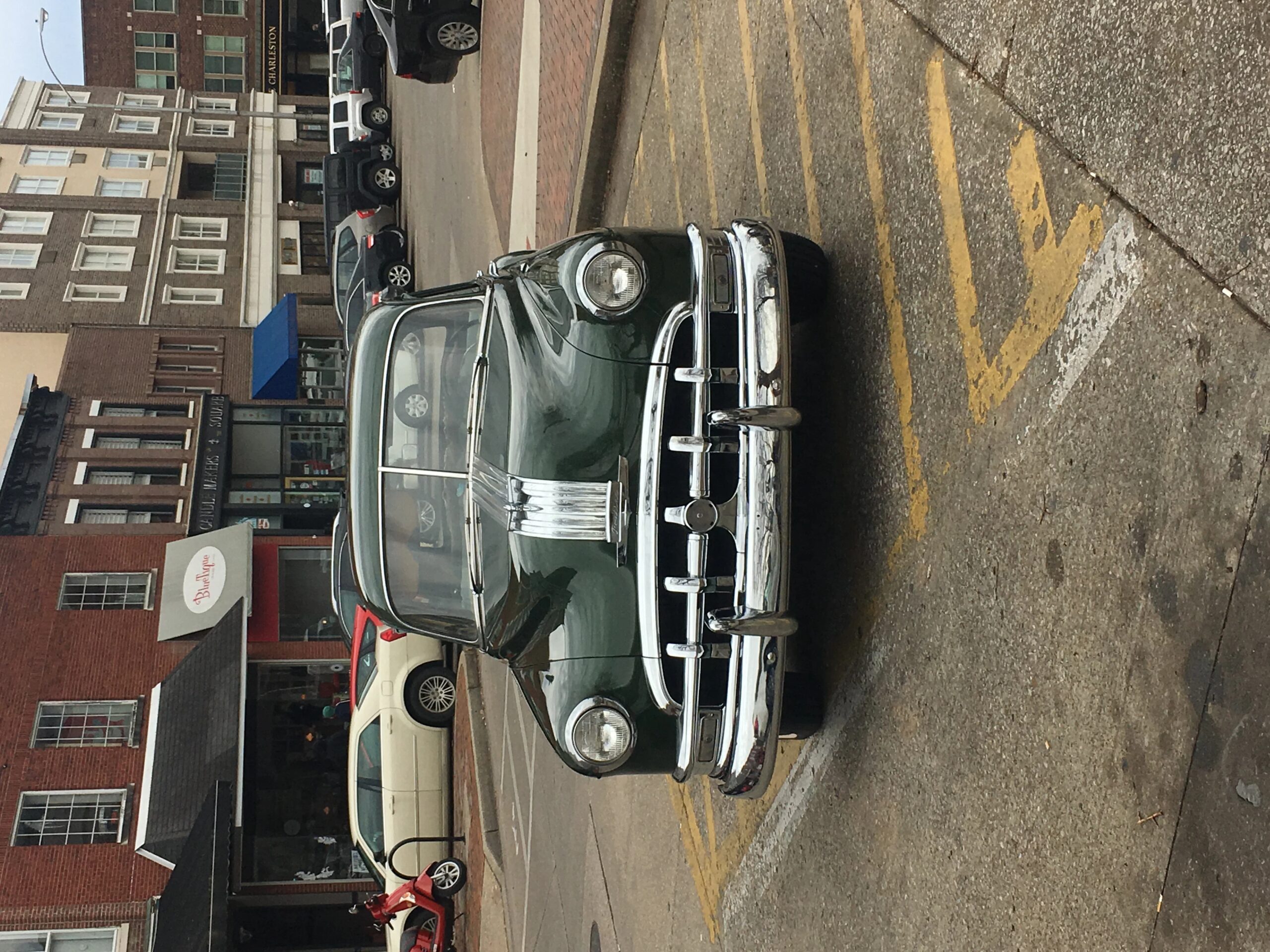 Pontiac-Chieftain-1950-Green-Tan-1