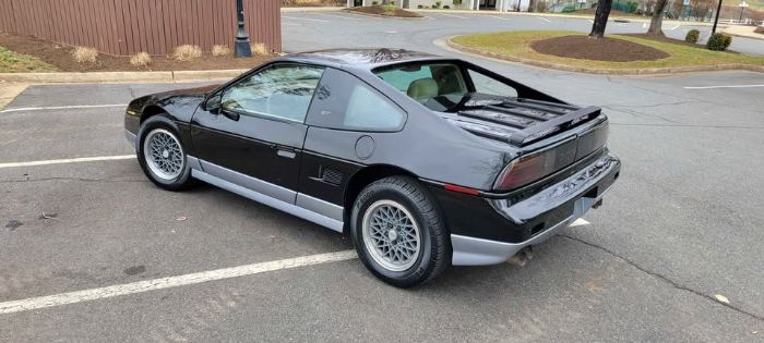 Pontiac-Fiero-1986-Black-Tan-10