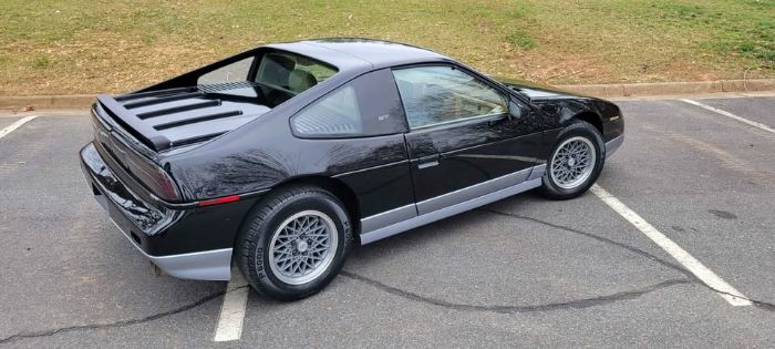 Pontiac-Fiero-1986-Black-Tan-7