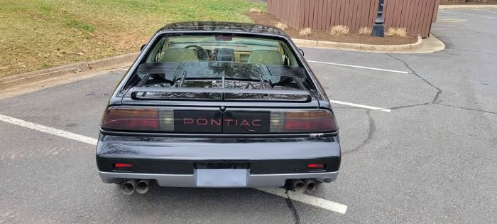Pontiac-Fiero-1986-Black-Tan-9