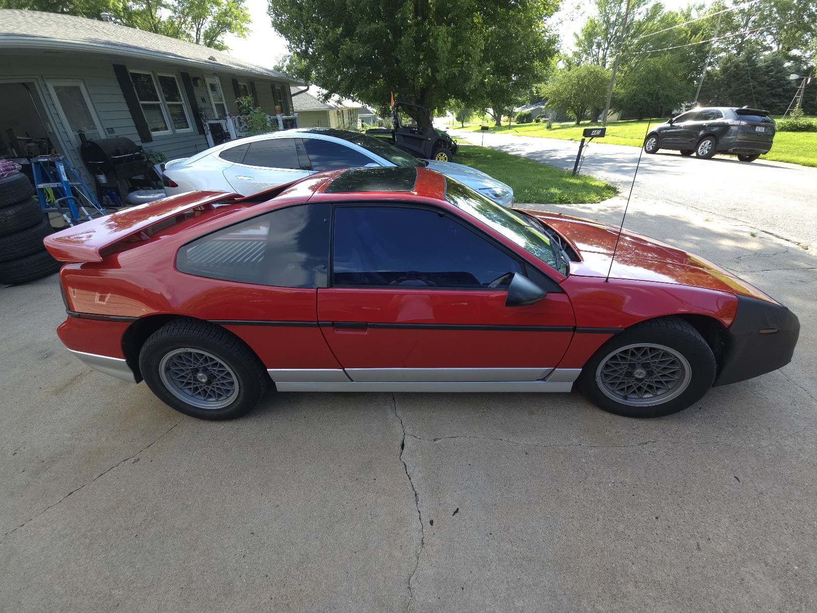 Pontiac-Fiero-1986-Coupe-9