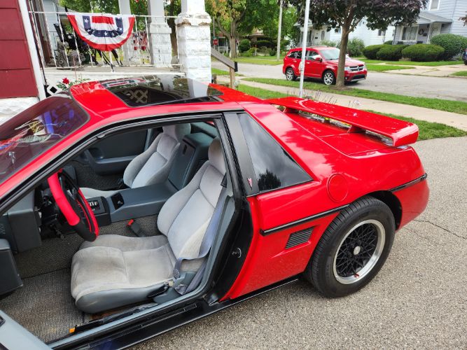 Pontiac-Fiero-1988-Red-9