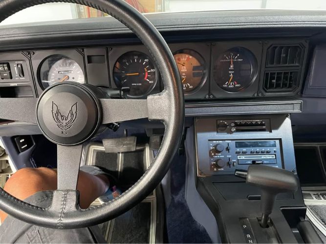 Pontiac-Firebird-1984-1
