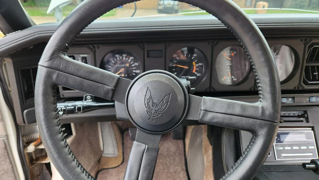 Pontiac-Firebird-trans-am-coupe-1983-White-Off-White-17