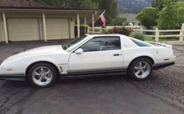 Pontiac-Firebird-trans-am-coupe-1984-White-Blue