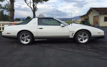 Pontiac-Firebird-trans-am-coupe-1984-White-Blue-4