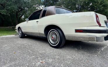 Pontiac-Grand-Prix-1983-Coupe-2