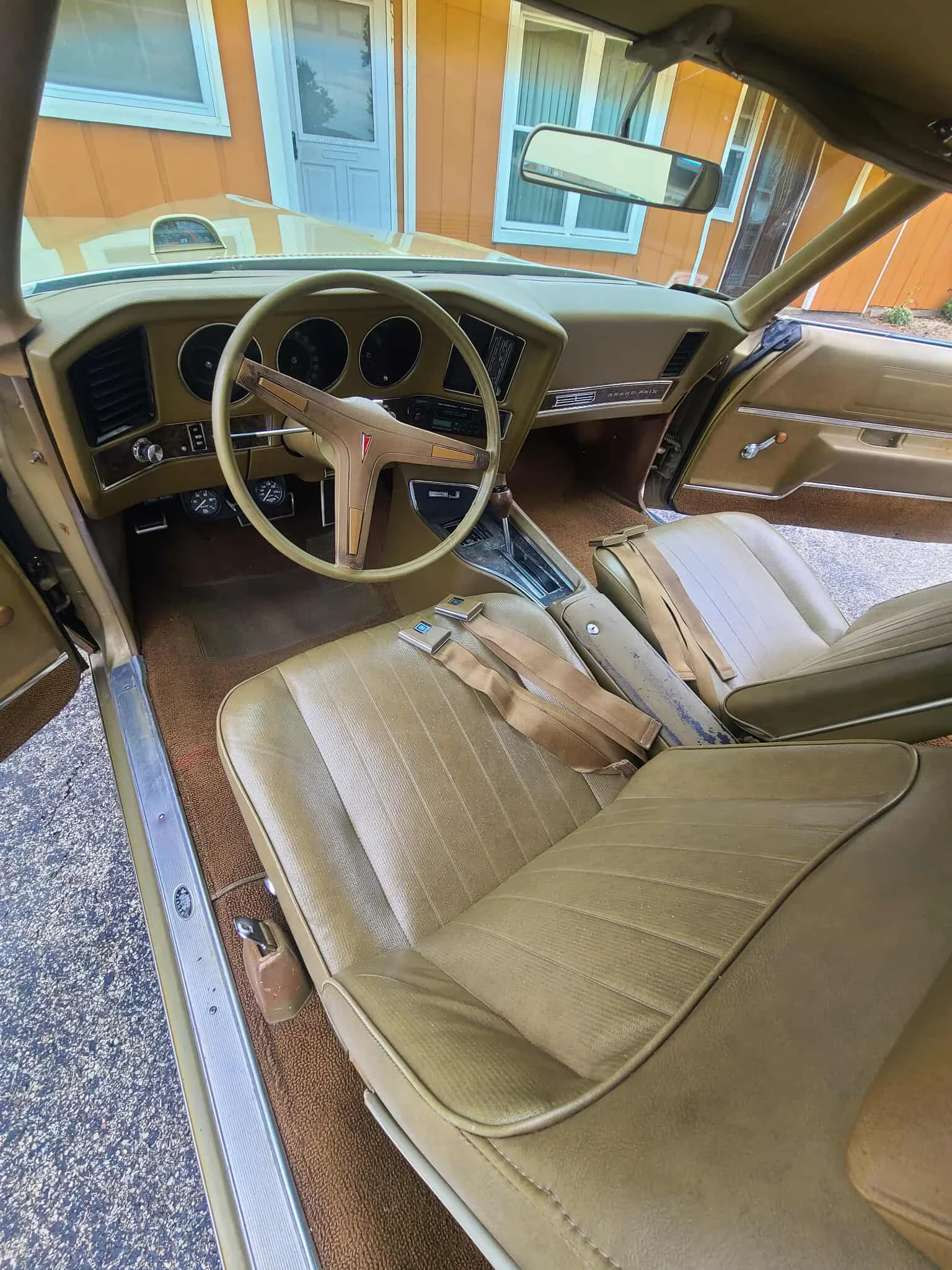 Pontiac-Grand-prix-coupe-1969-Gold-Gold-16