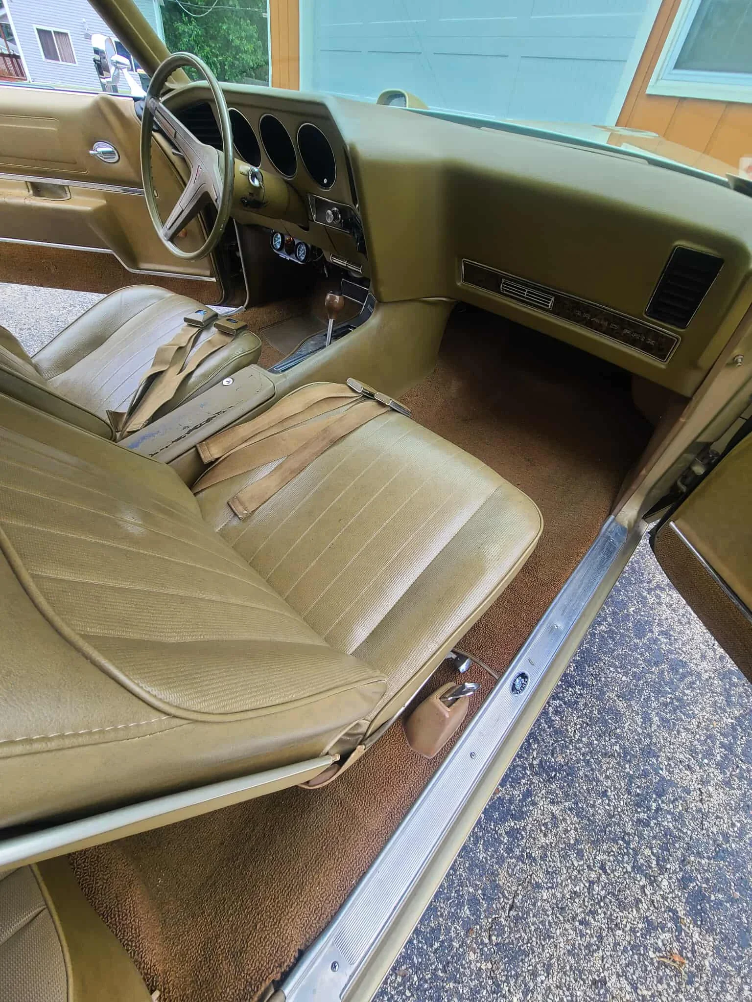 Pontiac-Grand-prix-coupe-1969-Gold-Gold-17