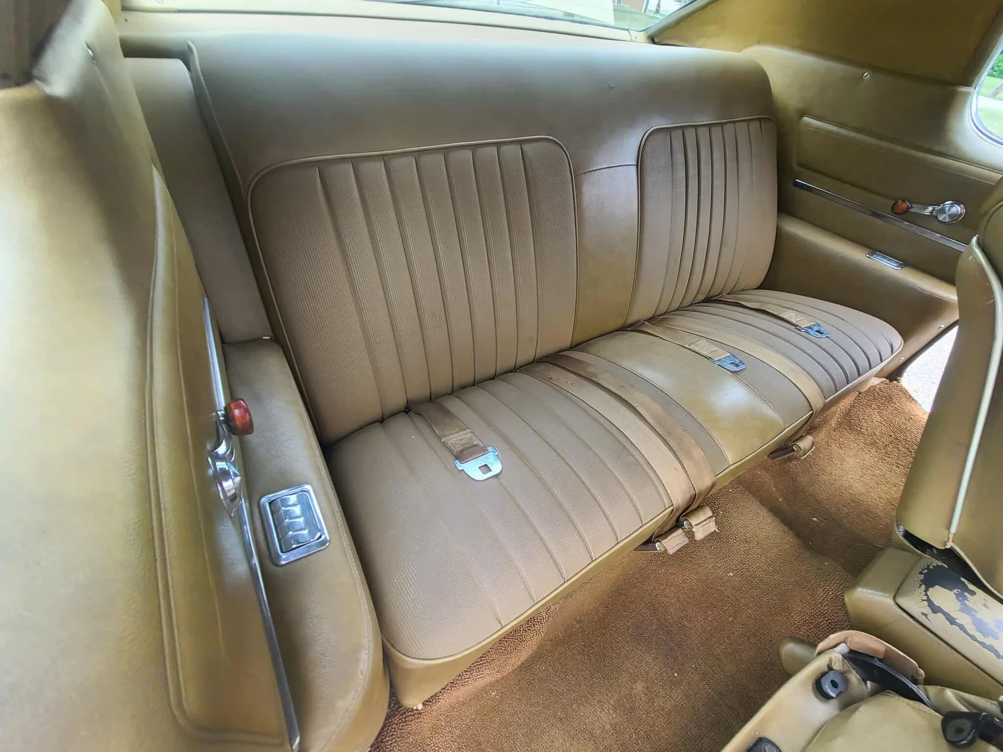 Pontiac-Grand-prix-coupe-1969-Gold-Gold-19