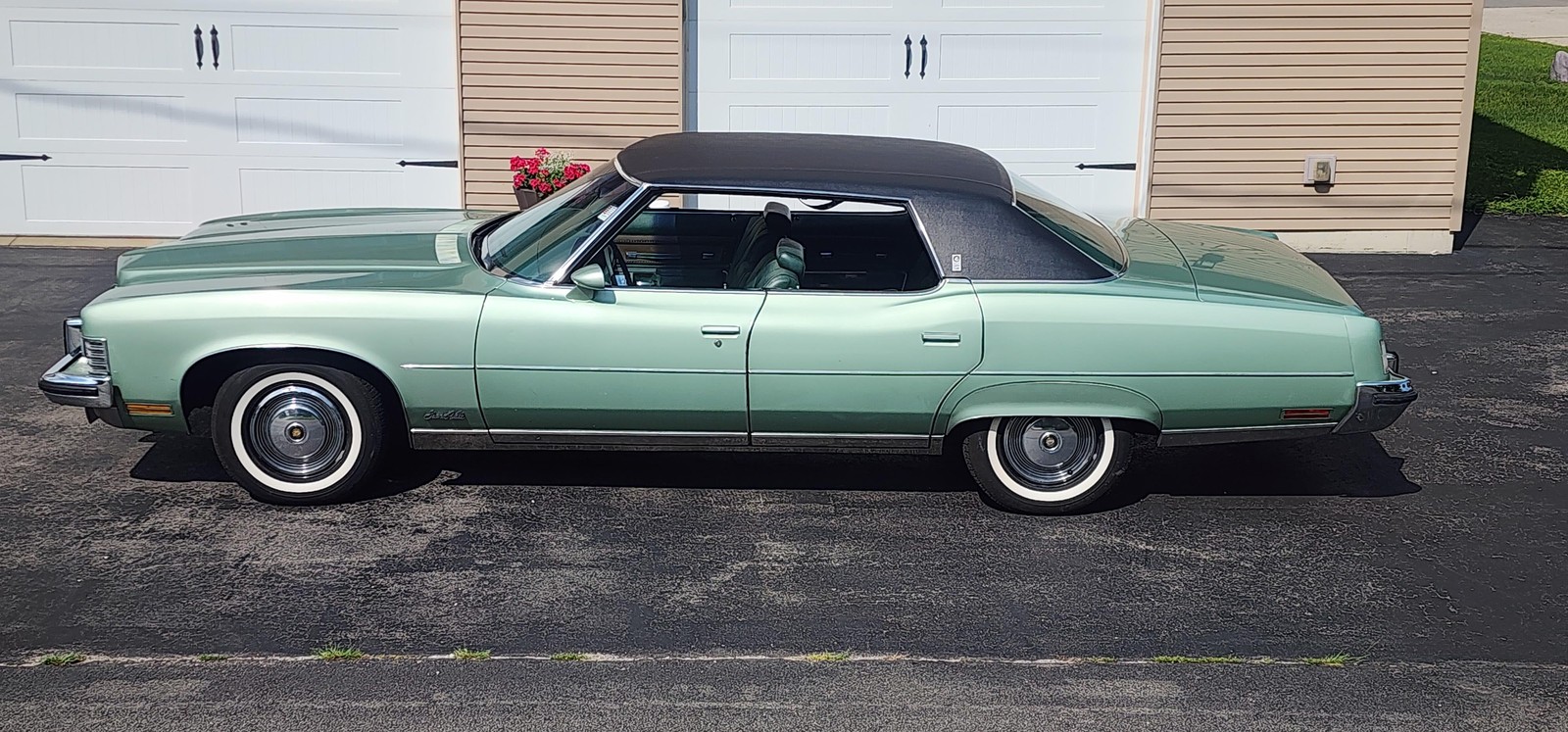 Pontiac-Grandville-1973-4-Dr