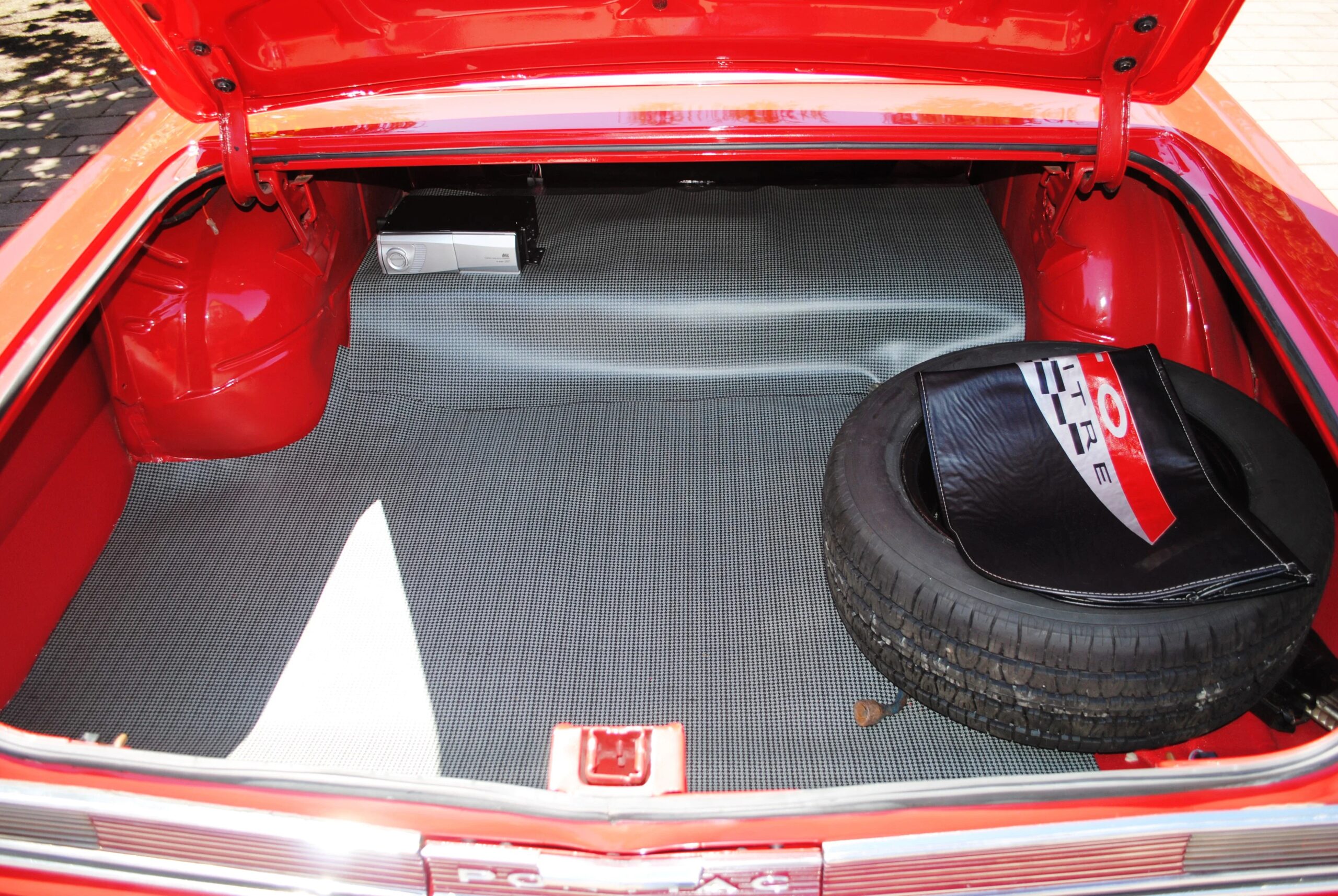 Pontiac-Gto-1964-Red-Black-2