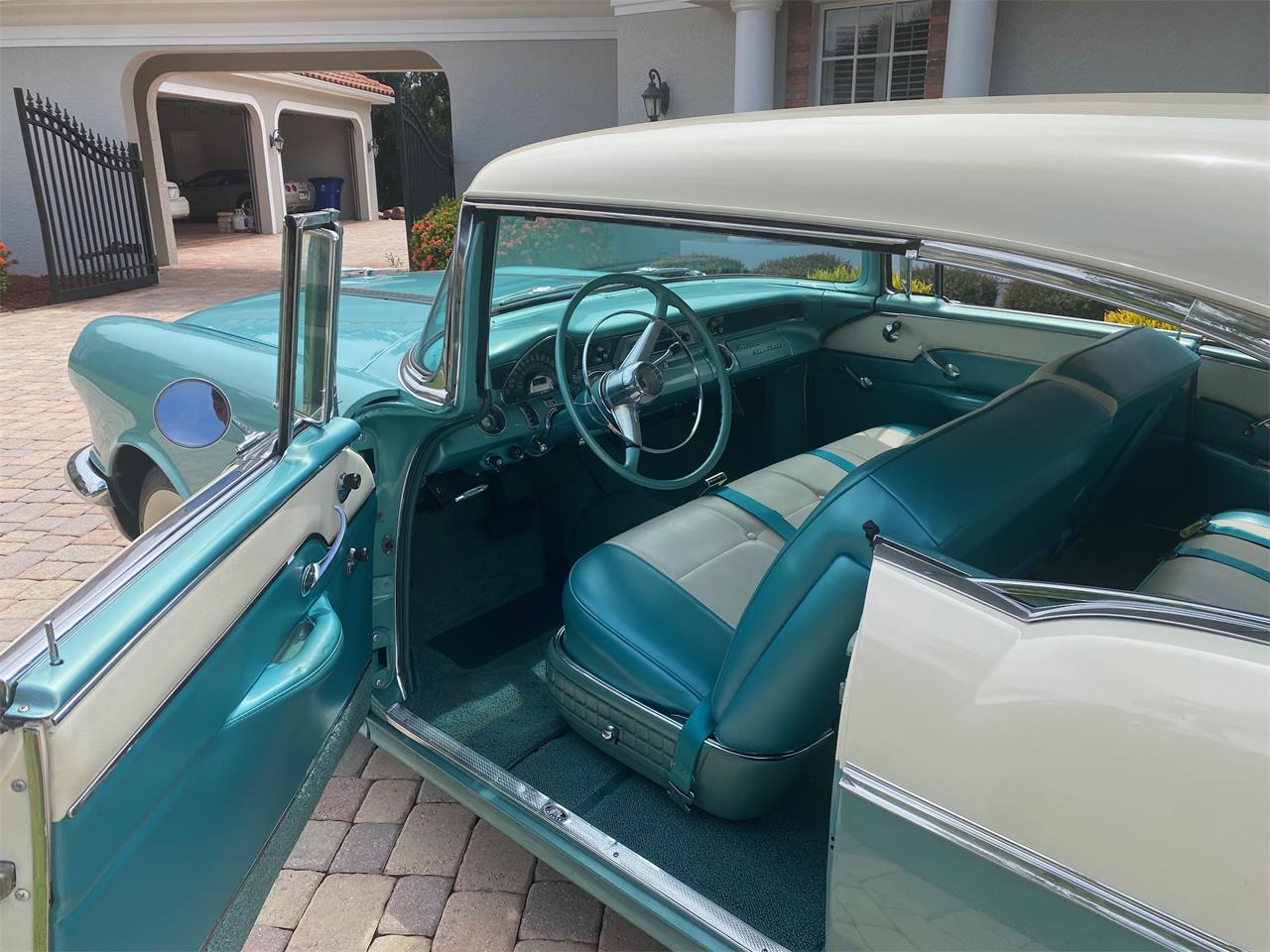 Pontiac-Star-chief-1955-Turquoise-with-cream-Turquoise-amp-white-15