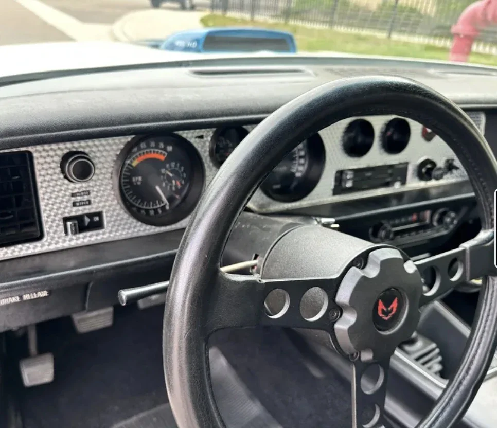 Pontiac-Trans-am-1972-White-Black-1