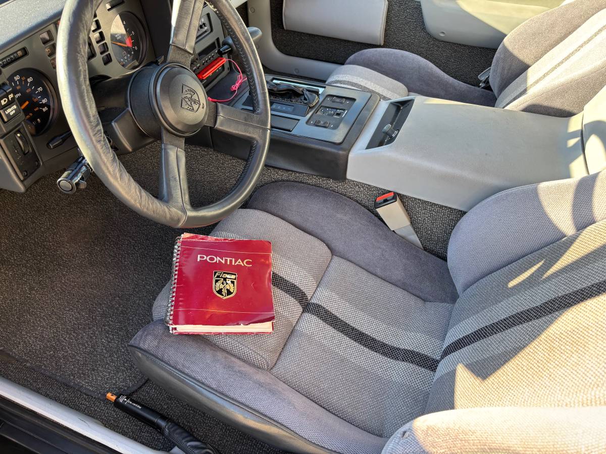 Pontiac-fiero-1984-black-9