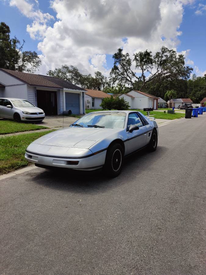 Pontiac-fiero-1988-silver