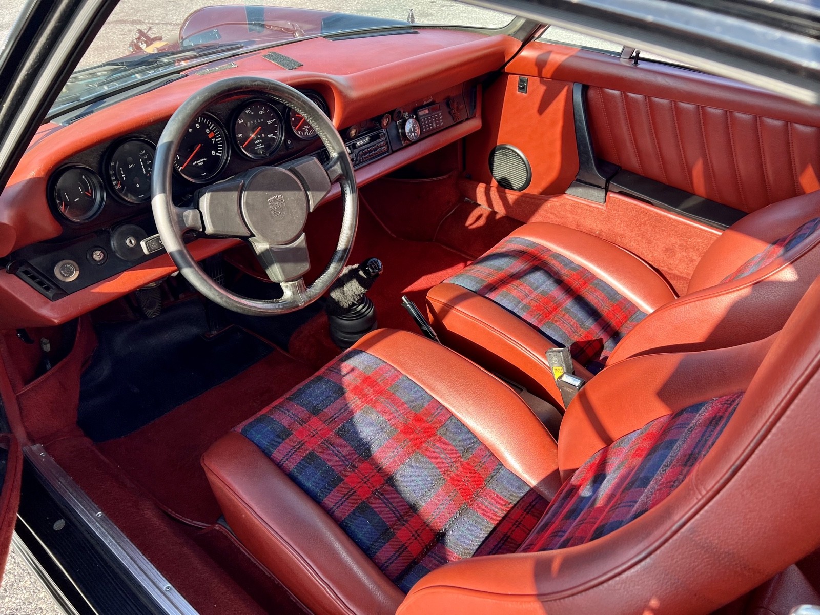 Porsche-911-1976-16