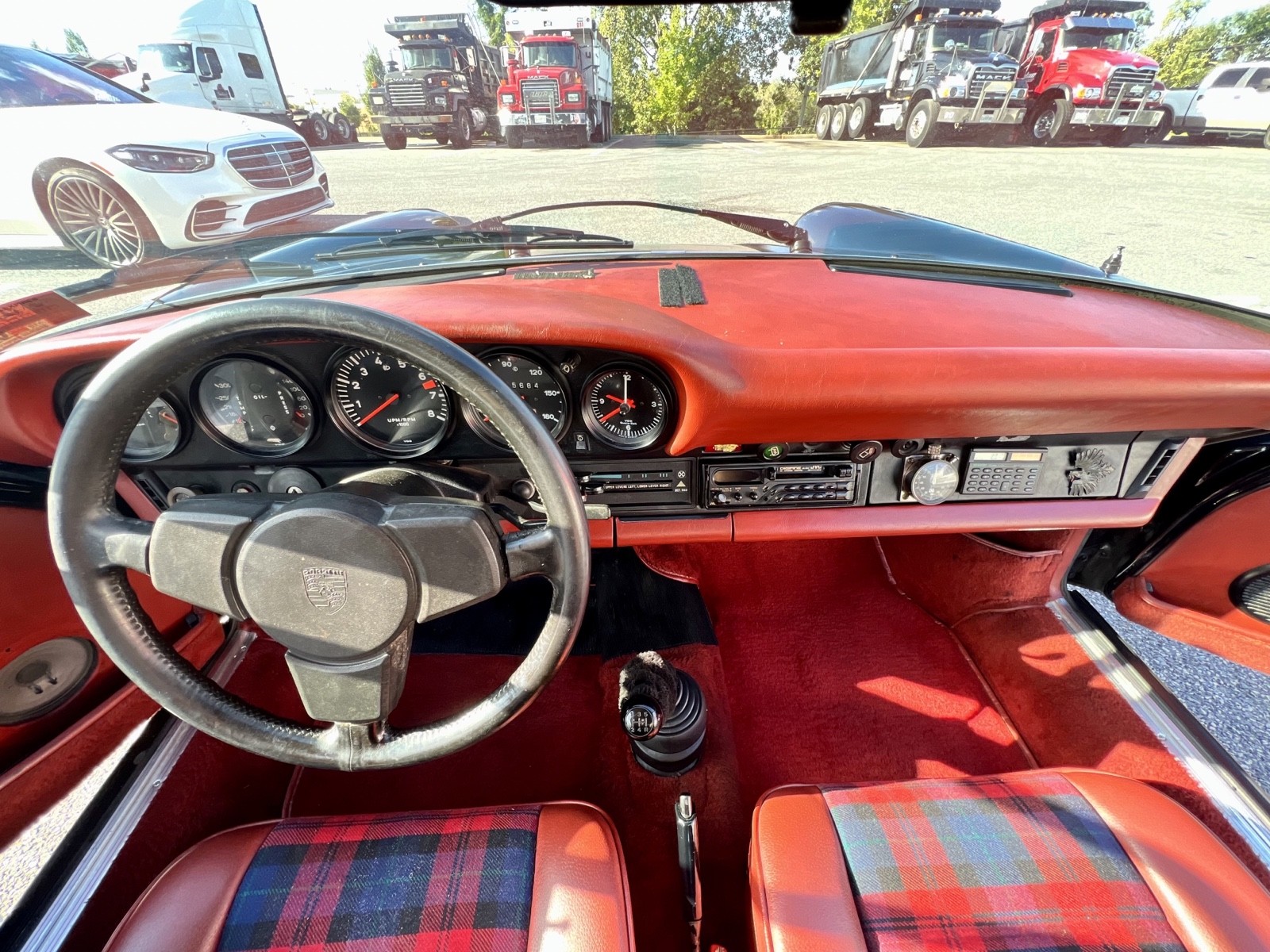 Porsche-911-1976-17