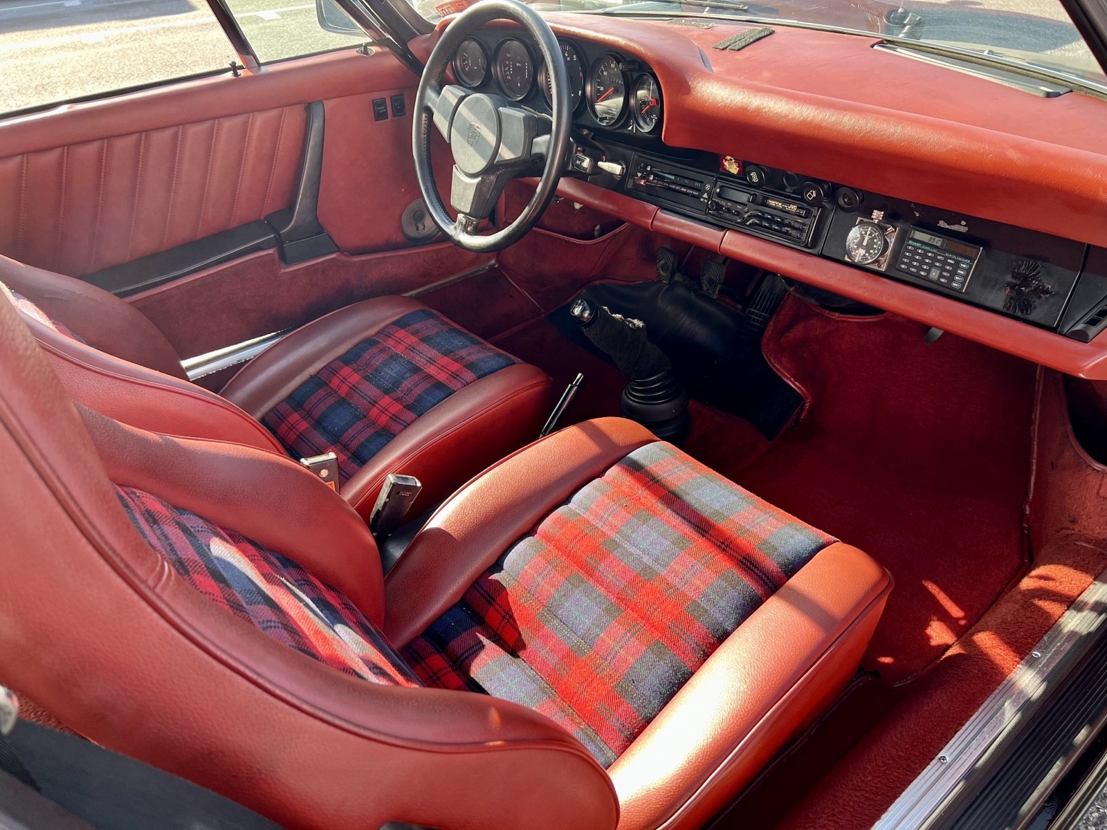 Porsche-911-1976-18