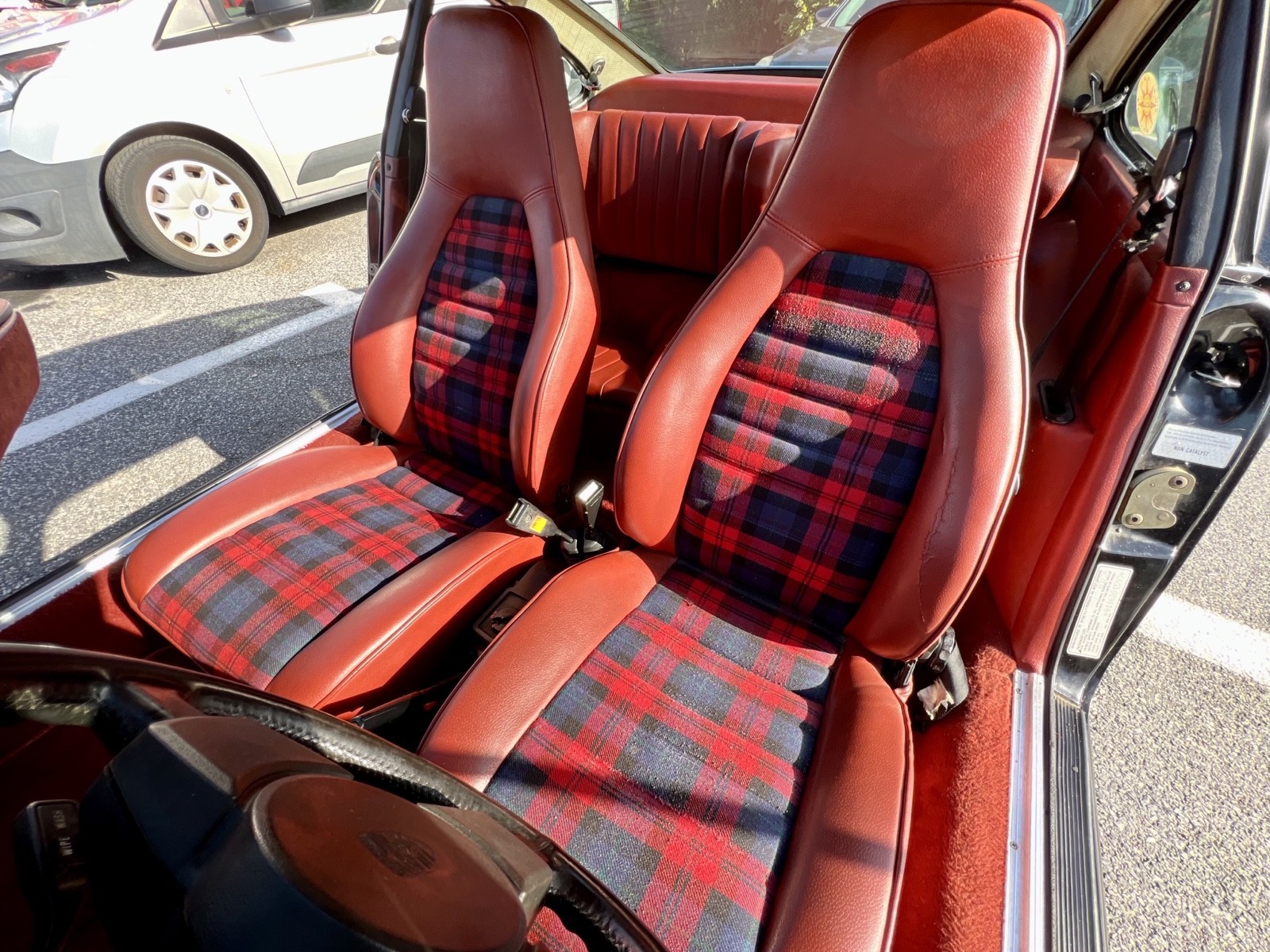 Porsche-911-1976-19