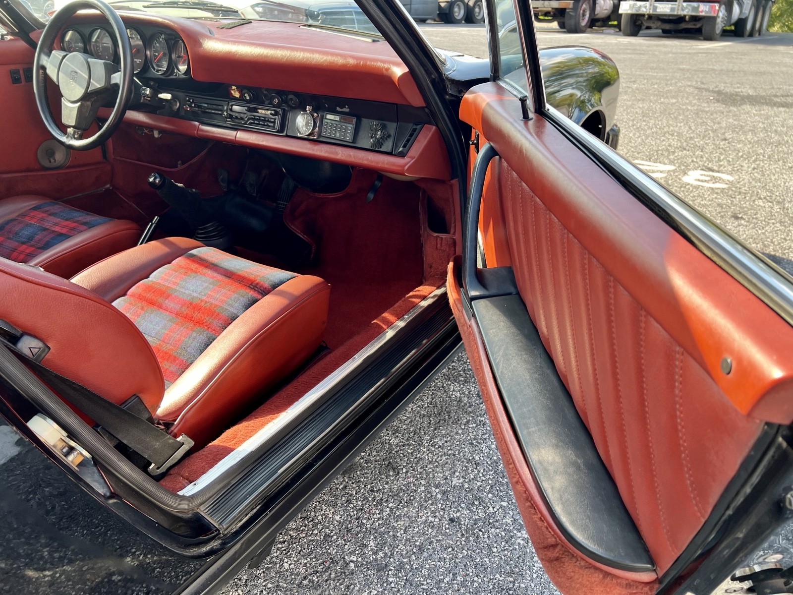 Porsche-911-1976-22