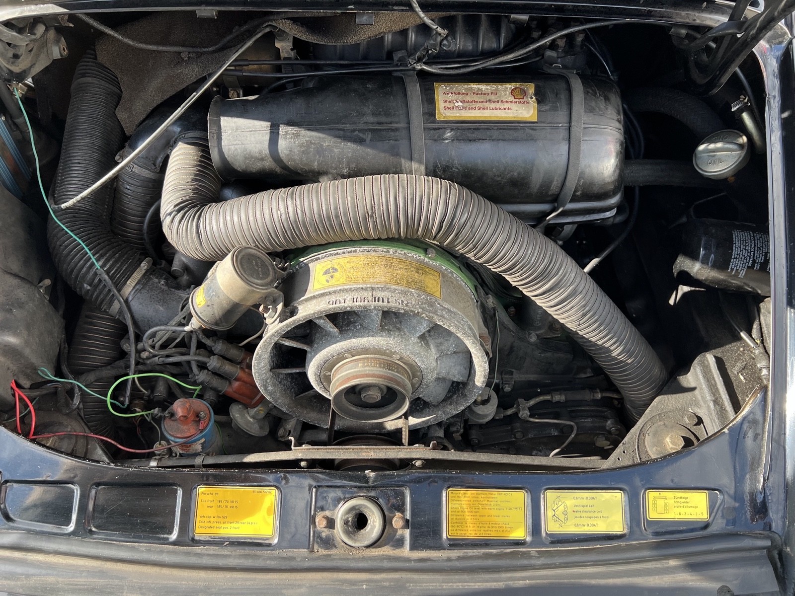 Porsche-911-1976-25