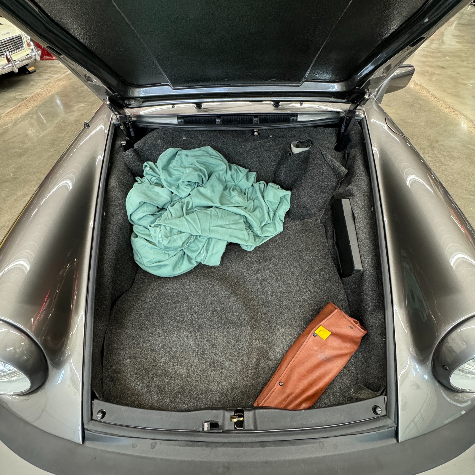 Porsche-911-1982-Coupe-15