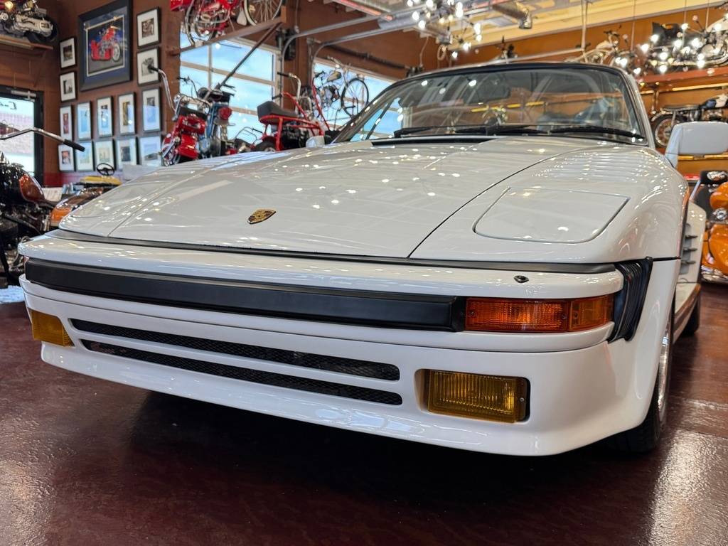 Porsche-911-factory-wide-body-1987-white-66
