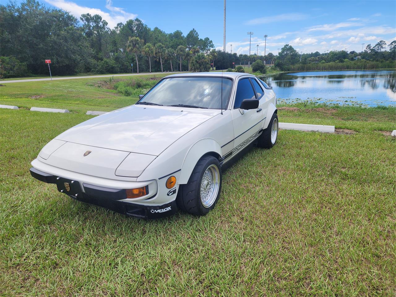 Porsche-924-1987-White-Black-4