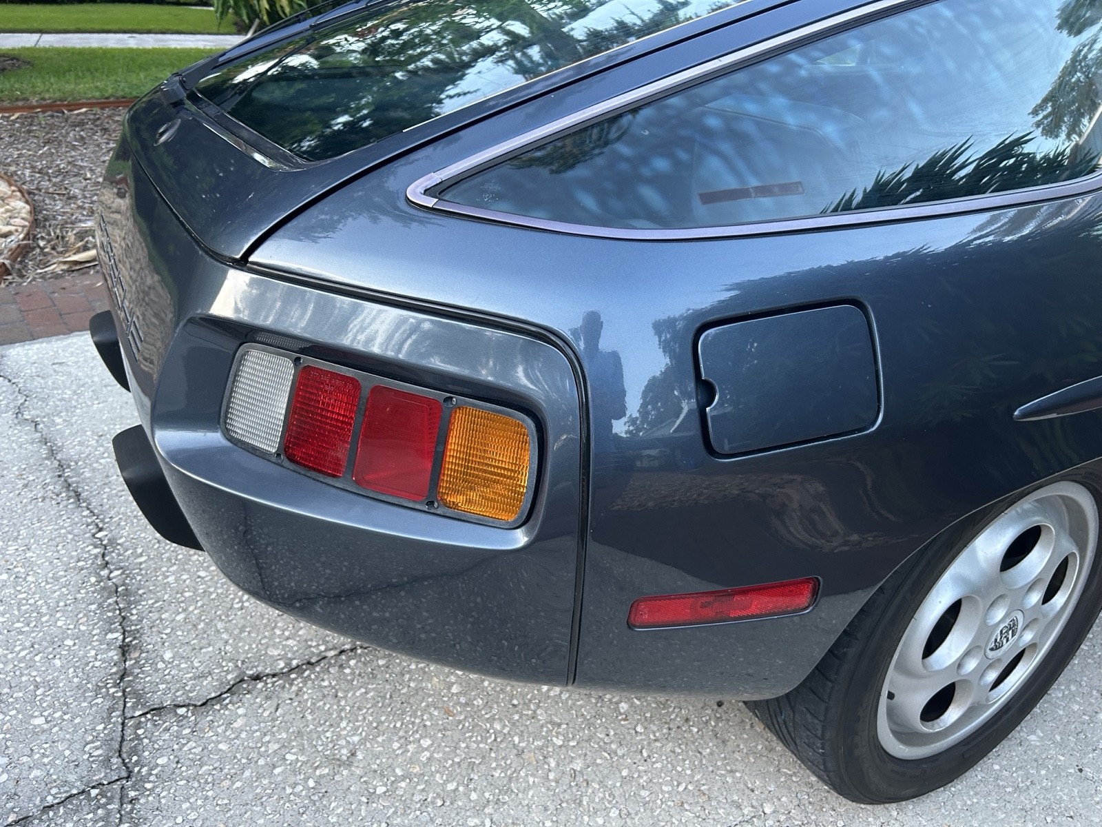 Porsche-928-1981-Coupe-12