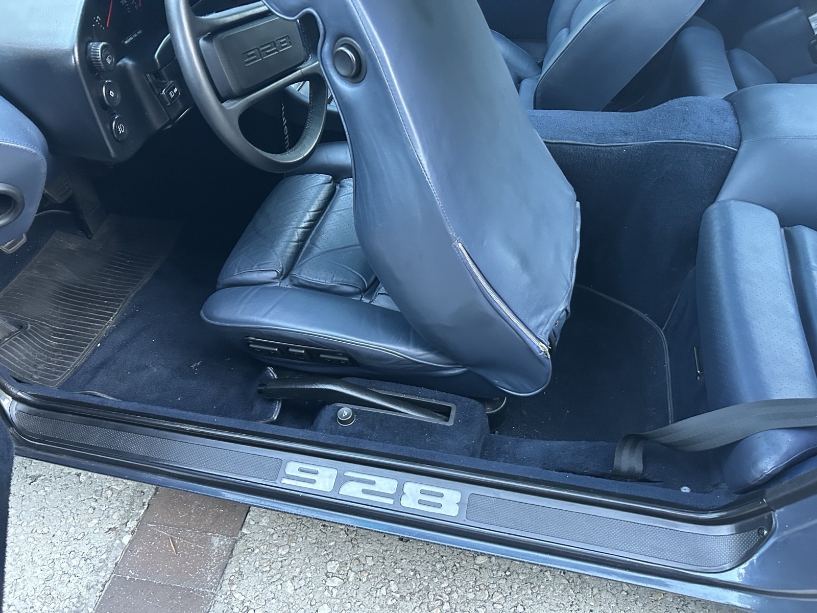 Porsche-928-1981-Coupe-25