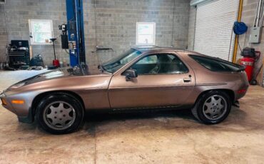 Porsche-928-1984-Coupe-1