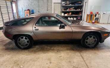Porsche-928-1984-Coupe-4