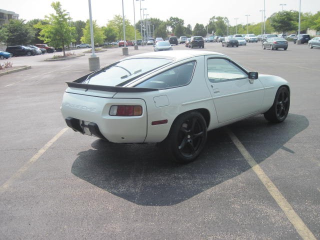 Porsche-928-1984-Coupe-4