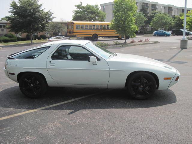 Porsche-928-1984-white-3