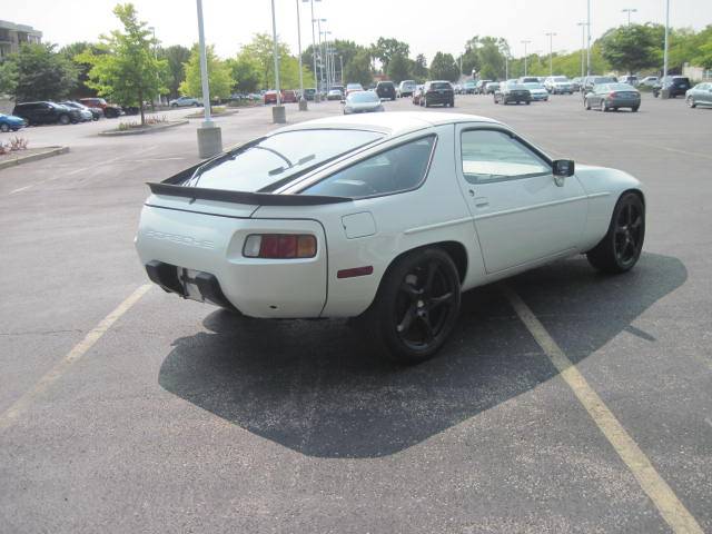 Porsche-928-1984-white-4