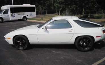 Porsche-928-1984-white-7
