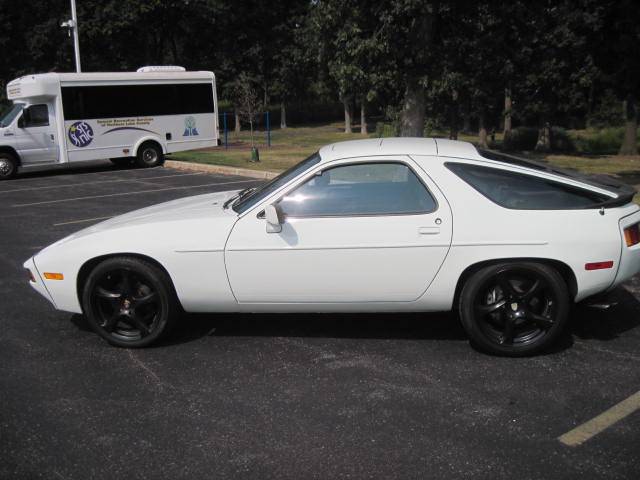 Porsche-928-1984-white-7