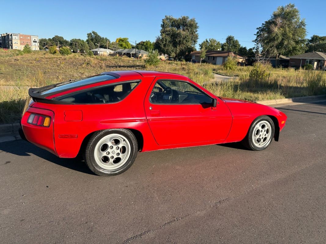 Porsche-928-1986-31